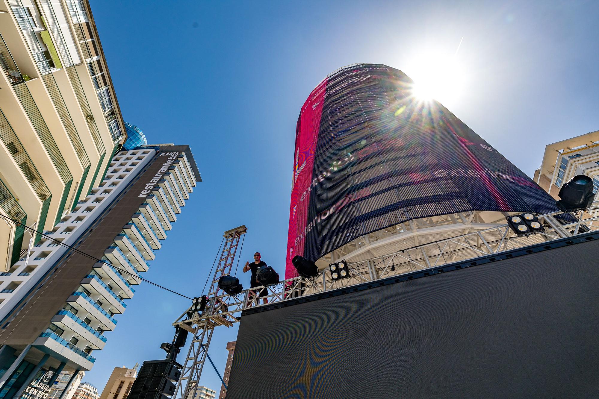 Benidorm inicia el montaje para la final de Eurovisión.  La plaza de La Hispanidad será el escenario de la "Pre Party" con tres pantallas gigantes y un escenario para las actuaciones previas a la gala en Turín | El "tecnohito", uno de los protagonistas del evento