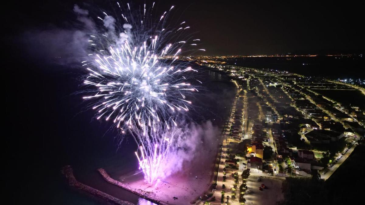 Castillo de fuegos artificiales que se dispara junto al mar como colofón de las celebraciones.