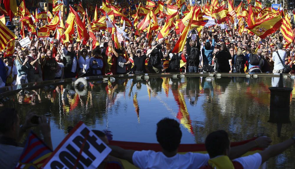 Milers de persones es manifesten a favor de la unitat d'Espanya a Barcelona