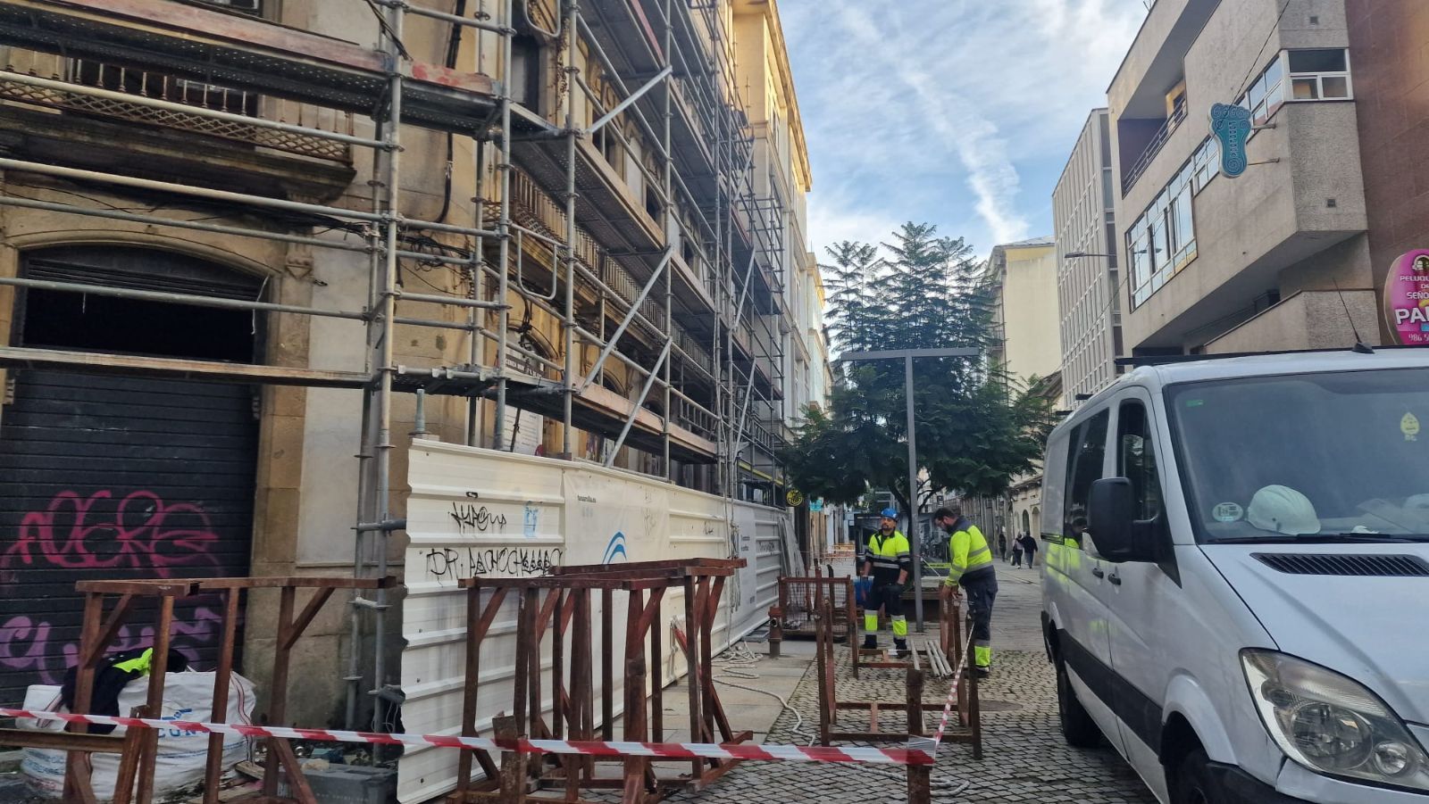 Así se desmontan los andamios en el edificio protegido del centro de Vilagarcía, cuya reconstrucción está a medias y fue paralizada por el Concello hace un año.