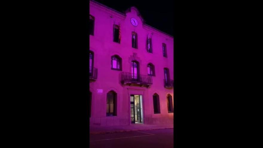 Els colors de l'arc de Sant Martí il·luminen l'Ajuntament de Súria