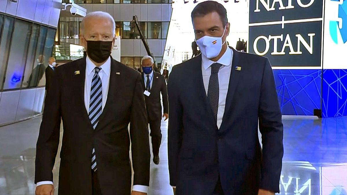 Biden i Sánchez, durant la seva breu trobada a la cimera de l’OTAN. | EFE