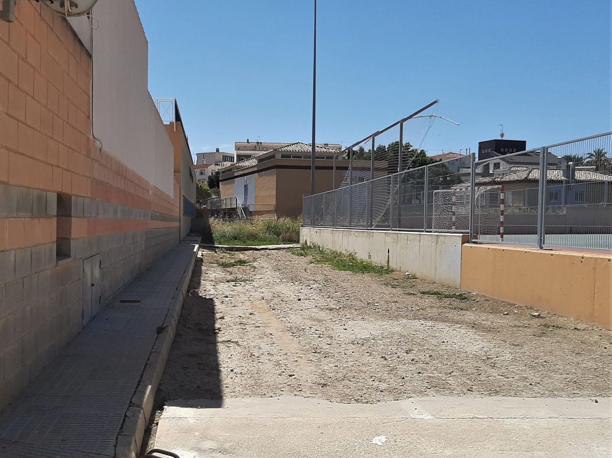 El agua discurre encajonada entre las edificaciones de la zona deportiva desde el casco urbano