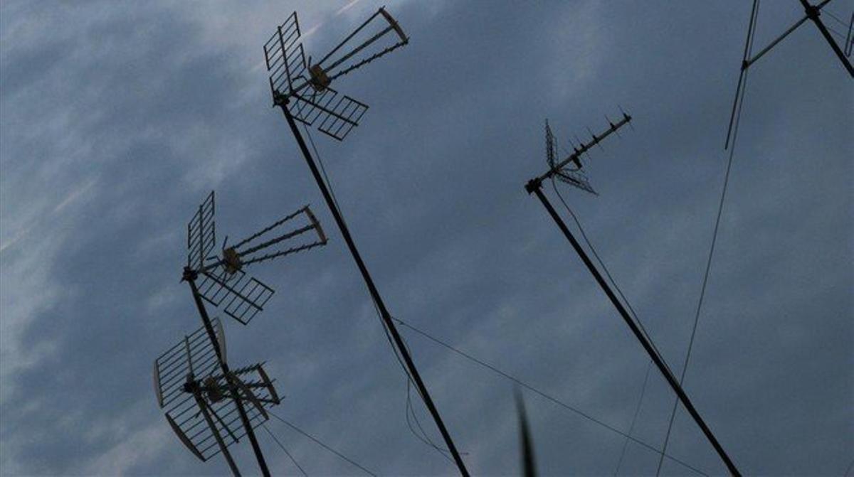 Un conjunt d’antenes en unes teulades de Barcelona.