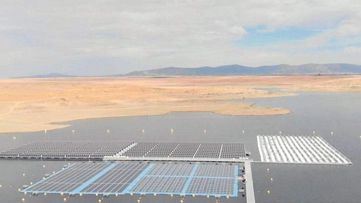 Una planta fotovoltaica solar flotante de Acciona en Extremadura.