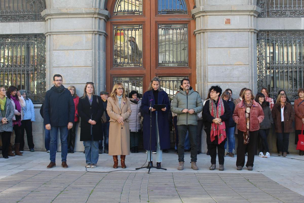 Lectura del manifest davant l'ajuntament d'Igualada