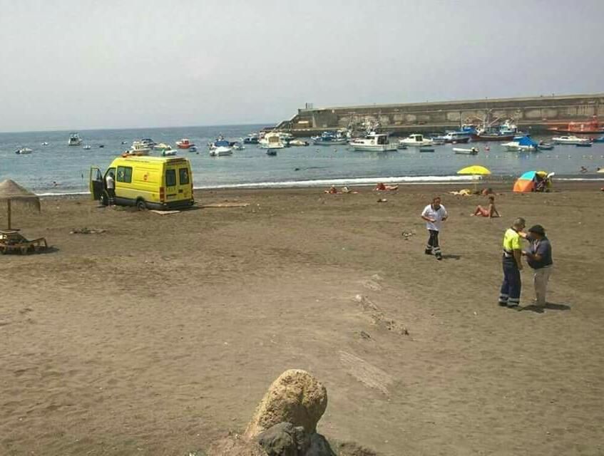 Ambulancia y bomberos quedan atrapados en la arena