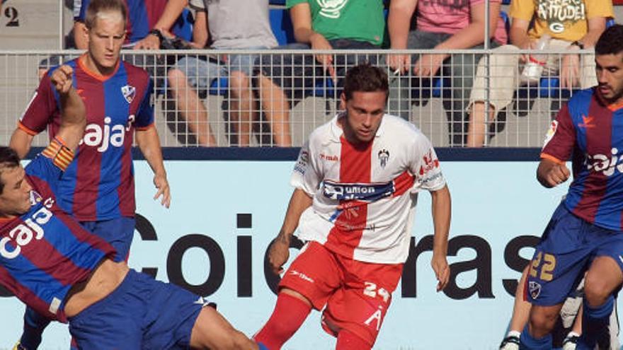 Un momento del partido que ha disputado el Alcoyano ante el Huesca