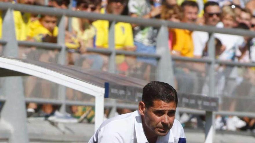 Hierro con el balón en la banda.