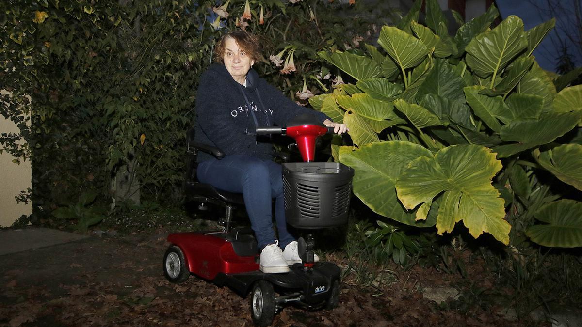 Ana Estévez, con la moto adaptada que le prestó la familia de la empresa Rosquillas Cristaleiro