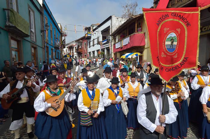 Carretas y grupos en la romería del Pino