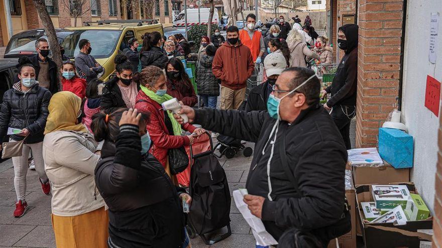 Una treintena de familias hacen cola para acceder al centro de distribución de alimentos de Trinitat (Nou Barris), gestionado por Cáritas, en diciembre de 2020.