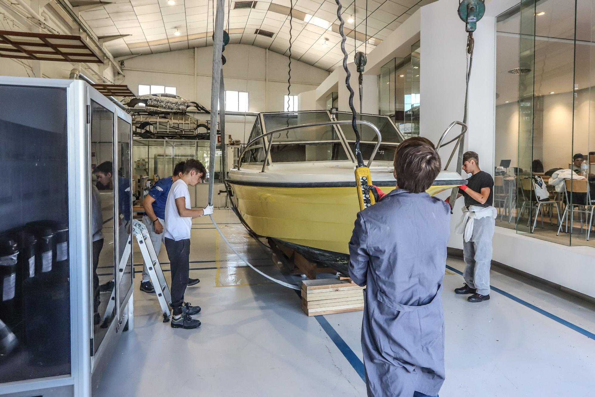 Tirón en Santa Pola para aprender a mantener barcos de recreo