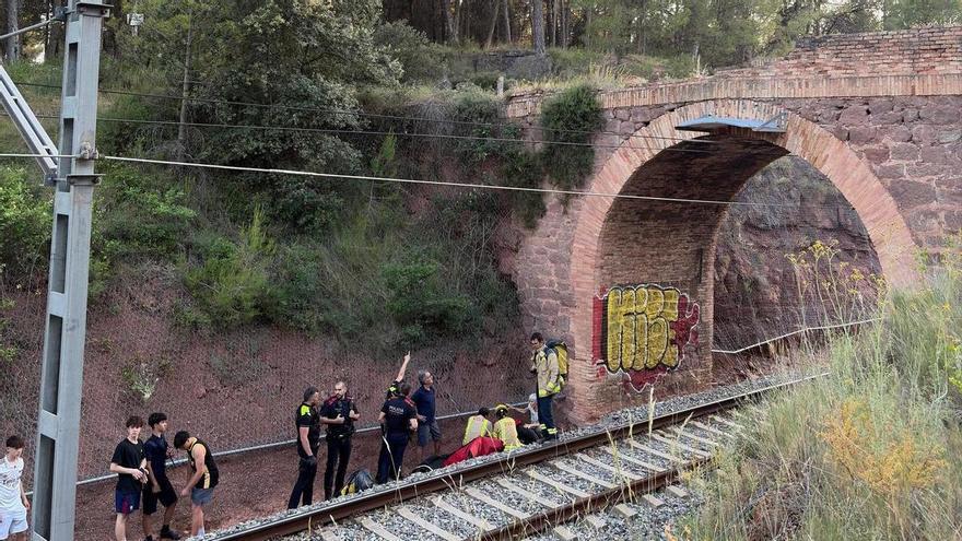 Un jove ferit greu en caure en bicicleta per un pont a la zona del Suanya