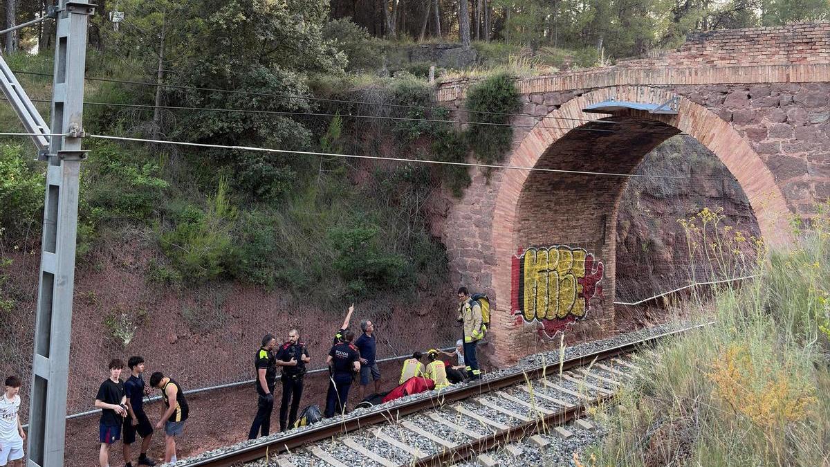 La caiguda des de dalt del pont, que no te barana en alguns punts, és d'uns set metres