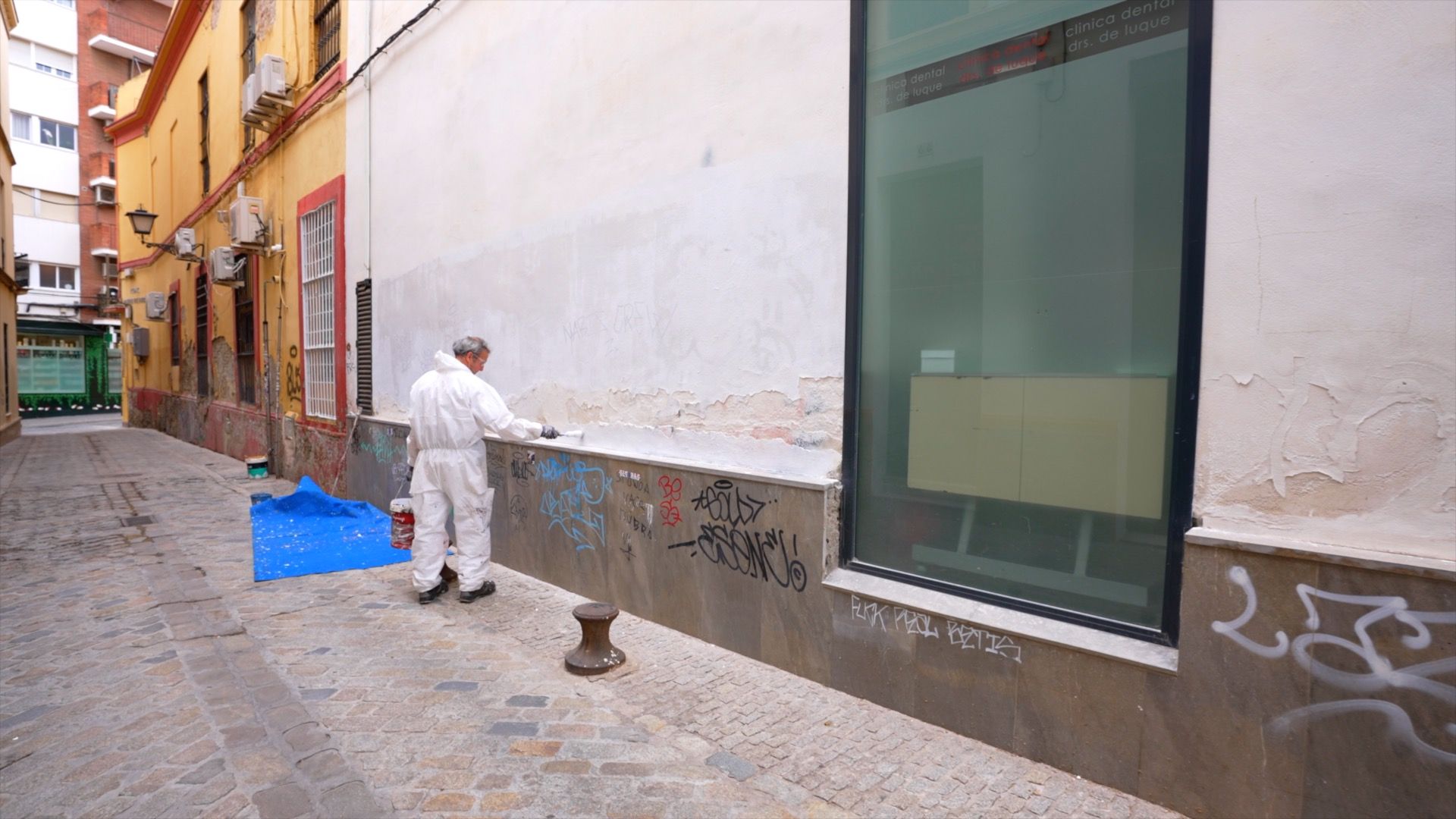 El nuevo equipo antigrafitis del Ayuntamiento retira más de 200 pintadas en el Casco Histórico
