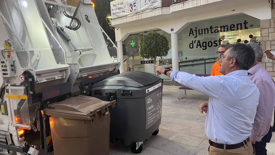 Agost incorpora un nuevo camión para la recogida de basura y 160 contenedores