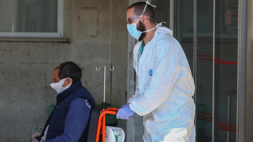 Un sanitario traslada a un paciente en Madrid.