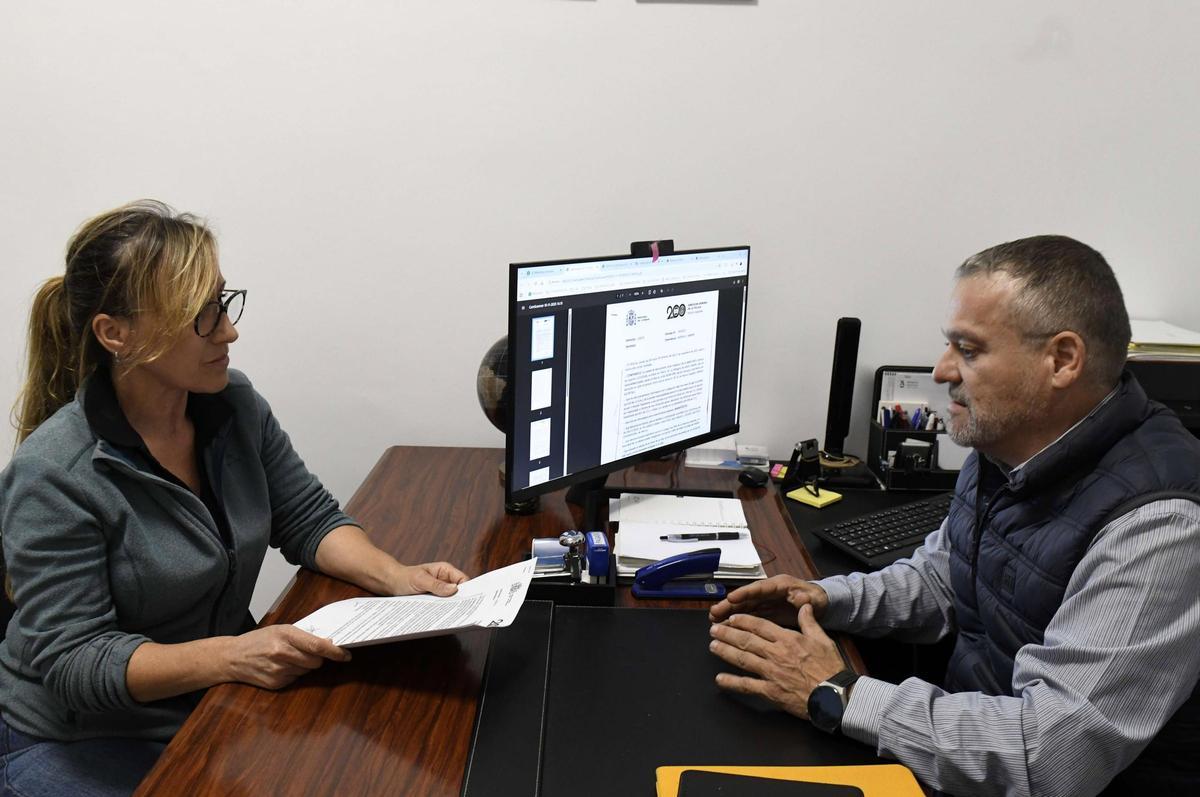 Ana María, junto al letrado murciano Valentín Fernández en su despacho de Legamur Abogados de Murcia.