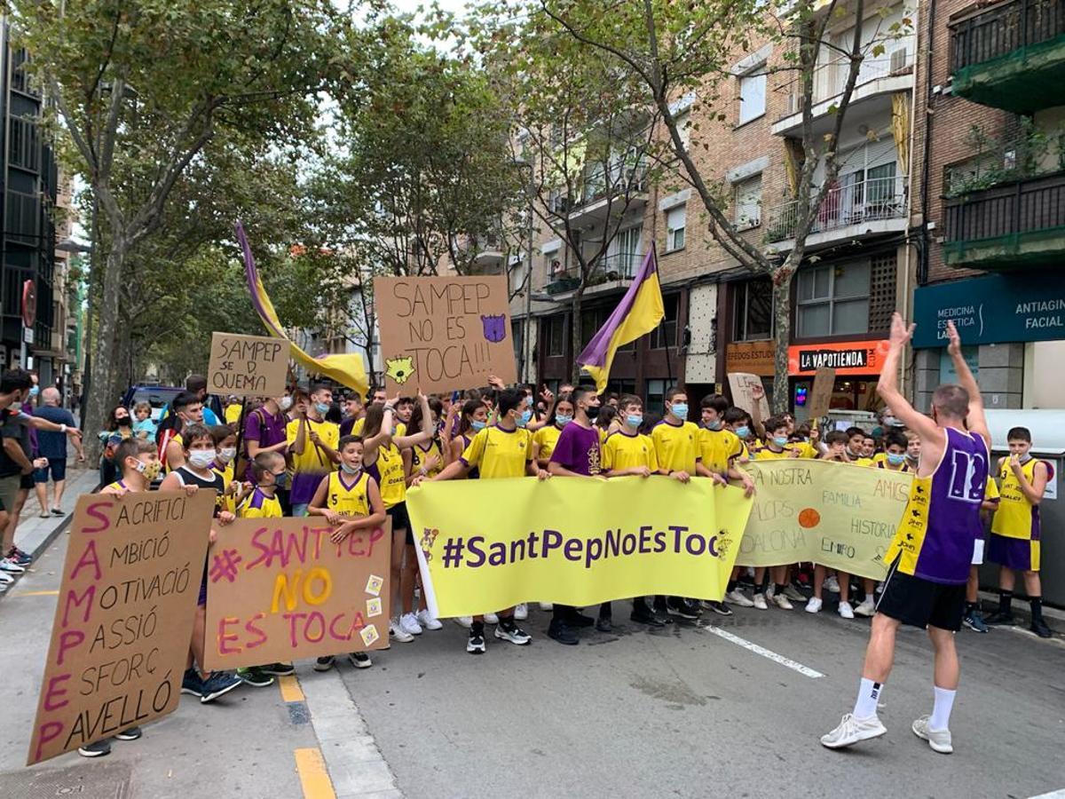 Manifestació a Badalona per la reobertura del pavelló del Club Bàsquet Sant Josep