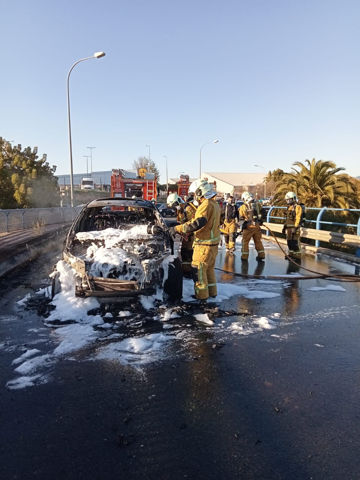 Un coche se incendia sobre un puente de la Vía de Cintura de Palma