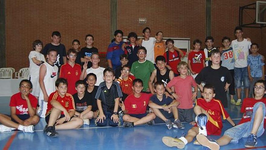 Participantes en el torneo de «floorball» en el Pabellón Azul de la Ciudad Deportiva de Zamora.
