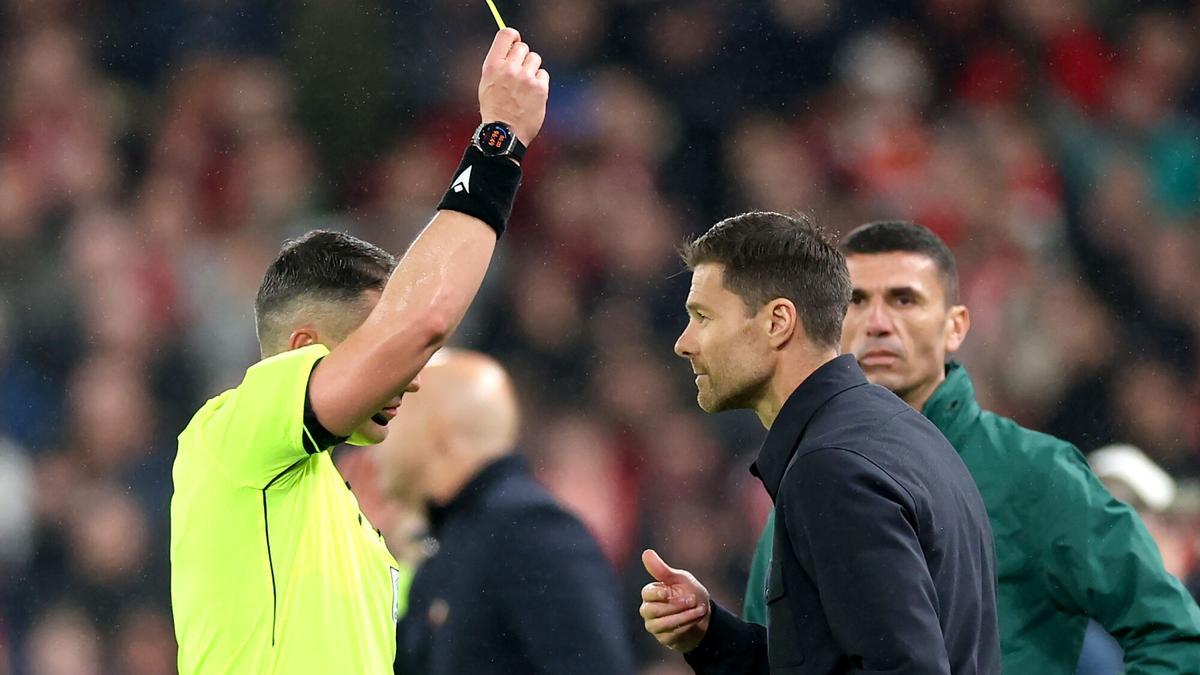 Xabi discute con el árbitro en el partido ante el Liverpool