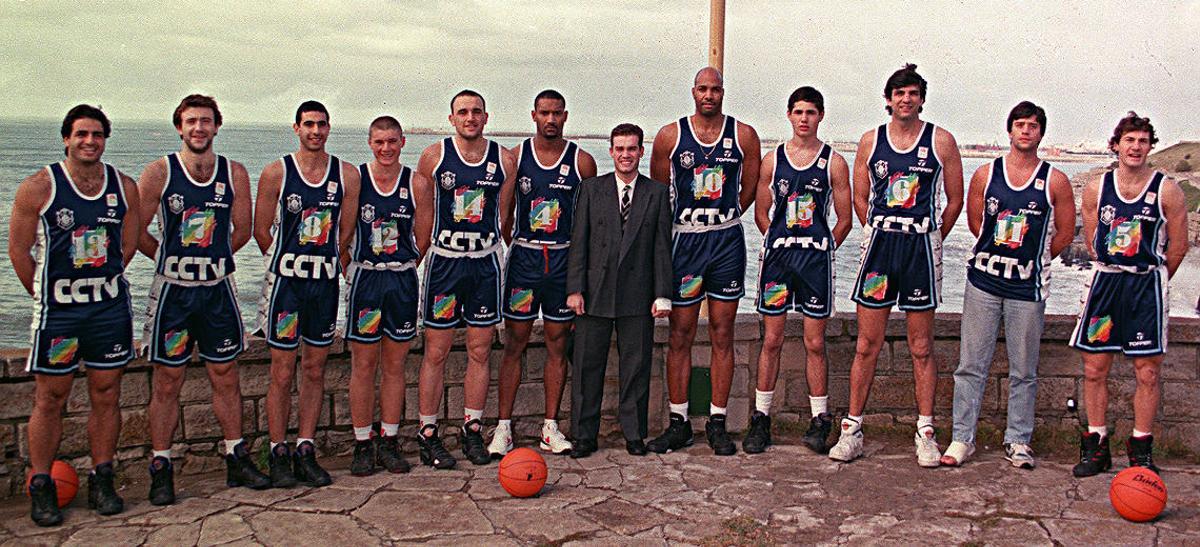 El CA Peñarol 93/94, con el Che García en el centro y Marcelo Richotti a la derecha.