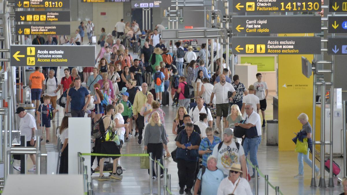 Turistas llegando a la terminal aérea en una imagen del pasado mes de junio.