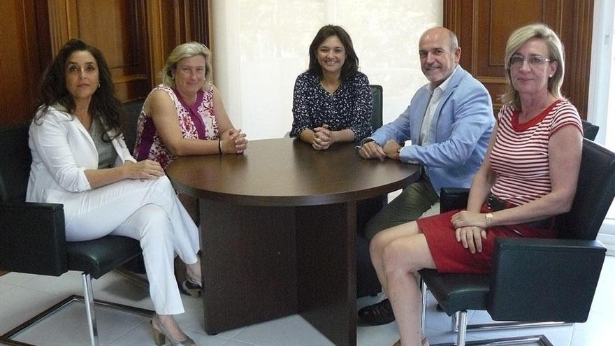 En el centro, la presidenta del organismo comarcal, Margarita del Cid.