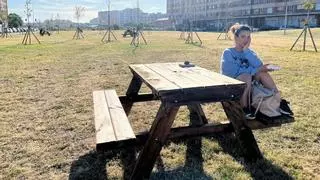 Instalan bancos y mesas en el Solarón de Gijón para convertirlo en un "espacio vivo": "Es una muestra de responsabilidad cívica y de compromiso"