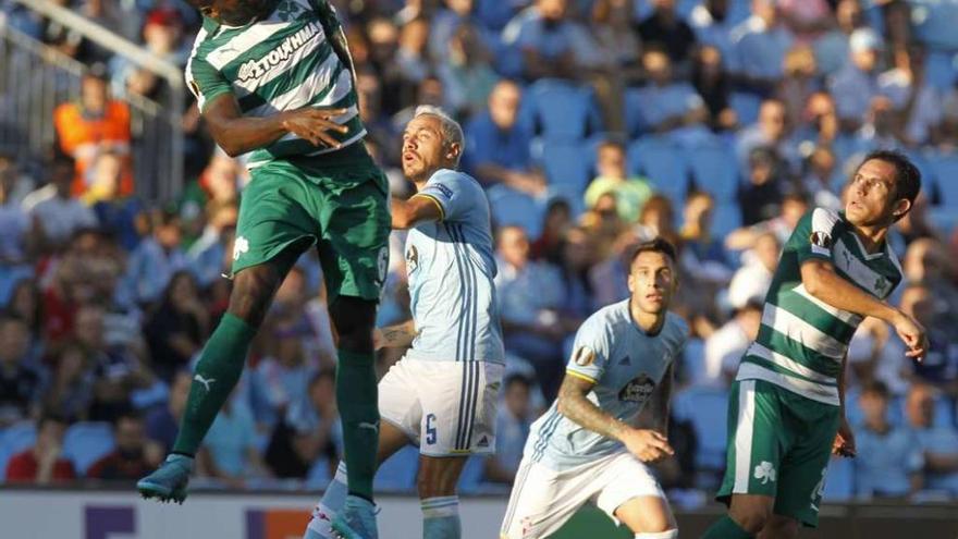 Samba despeja un balón por alto frente a Marcelo Díaz en presencia de Hugo Mallo y Ledesma, ayer en Balaídos. // R. Grobas