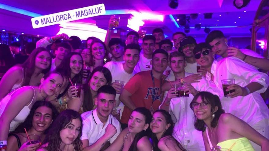 Fünf Tage Spaß haben: Die Schüler teilen in den sozialen Netzwerken Bilder von ihren Partys (hier in Magaluf).  | FOTO: DM