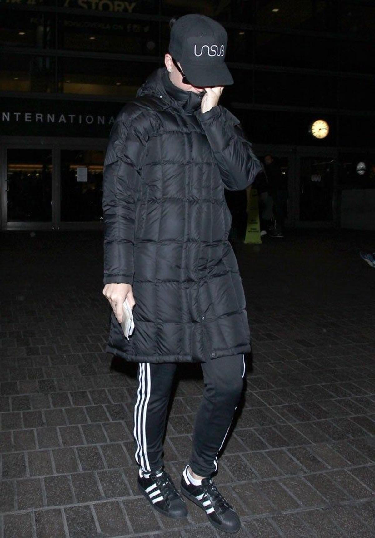 Katy Perry agacha la cabeza para que no le saquen fotos en el aeropuerto de Los Ángeles
