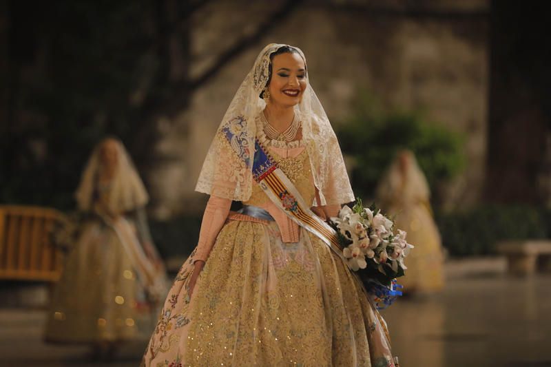 Marina Civera y su corte de honor en la Ofrenda de las Fallas 2019.