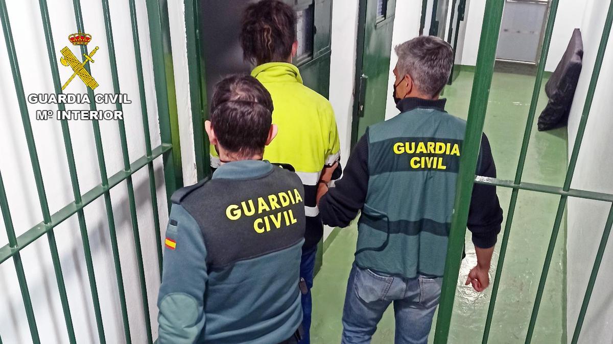 Agentes llevan al sospechoso a los calabozos.