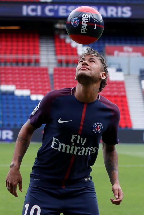 Neymar durante su presentación con su nuevo equipo, el París Saint-Germain (PSG), en París