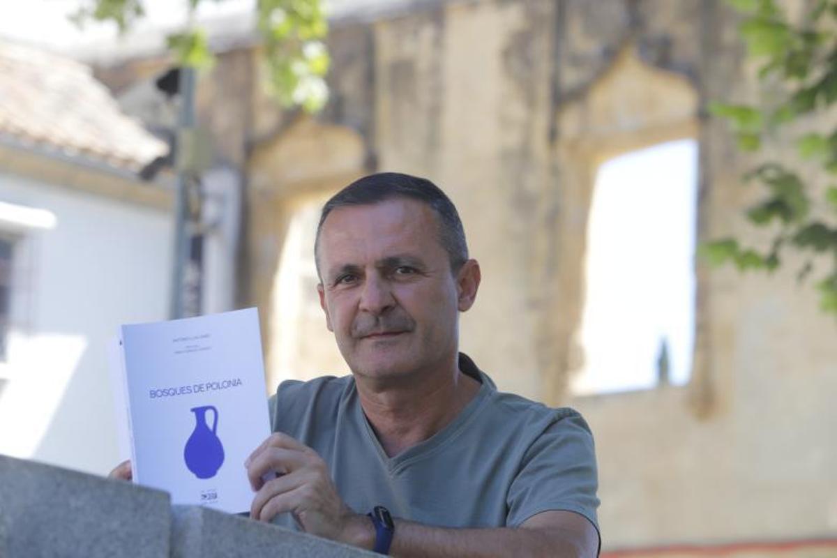 Antonio Luis Ginés reúne en la antología ‘Bosques de Polonia’ lo mejor de su obra poética.