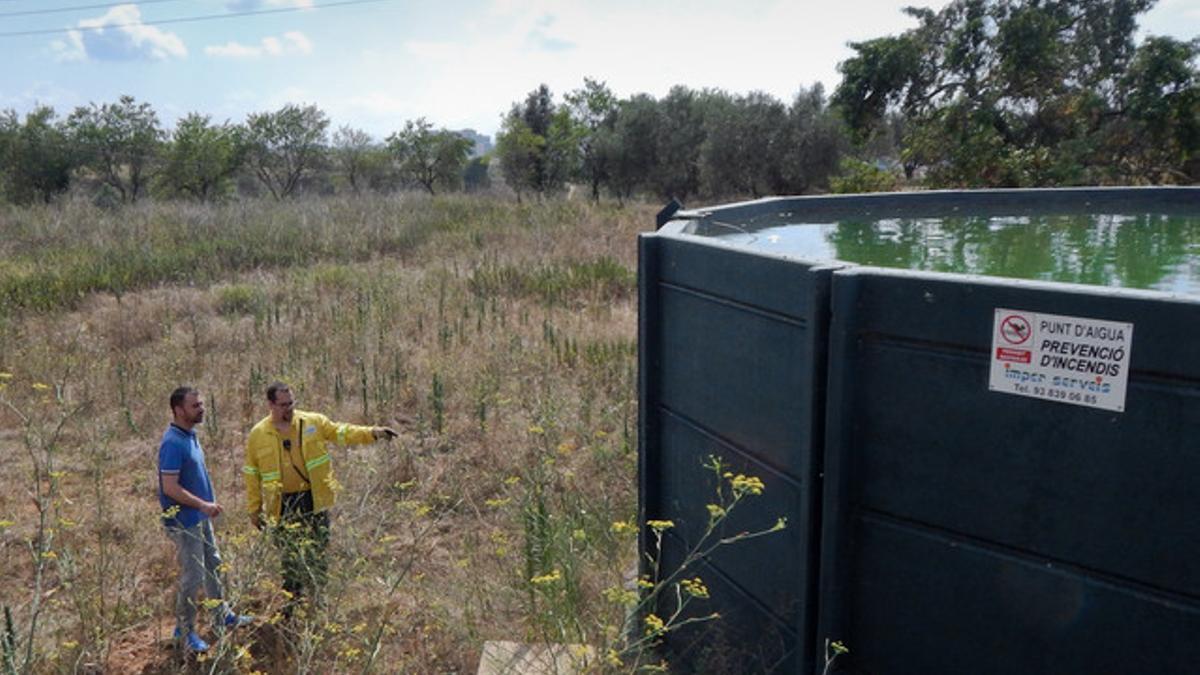 Balsa habilitada para suministrar agua para la extinción de incendios