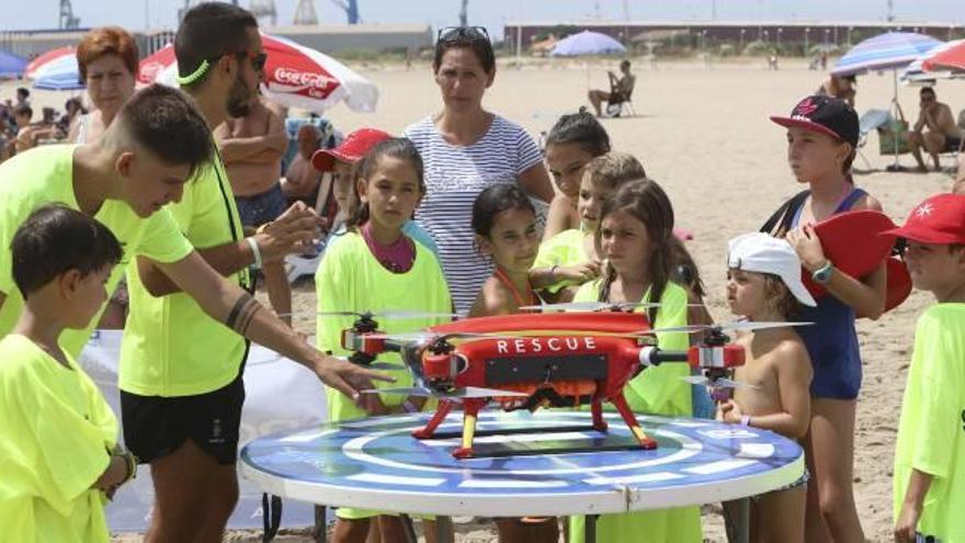 Los niños se mostraron especialmente interesados en los drones de vigilancia.