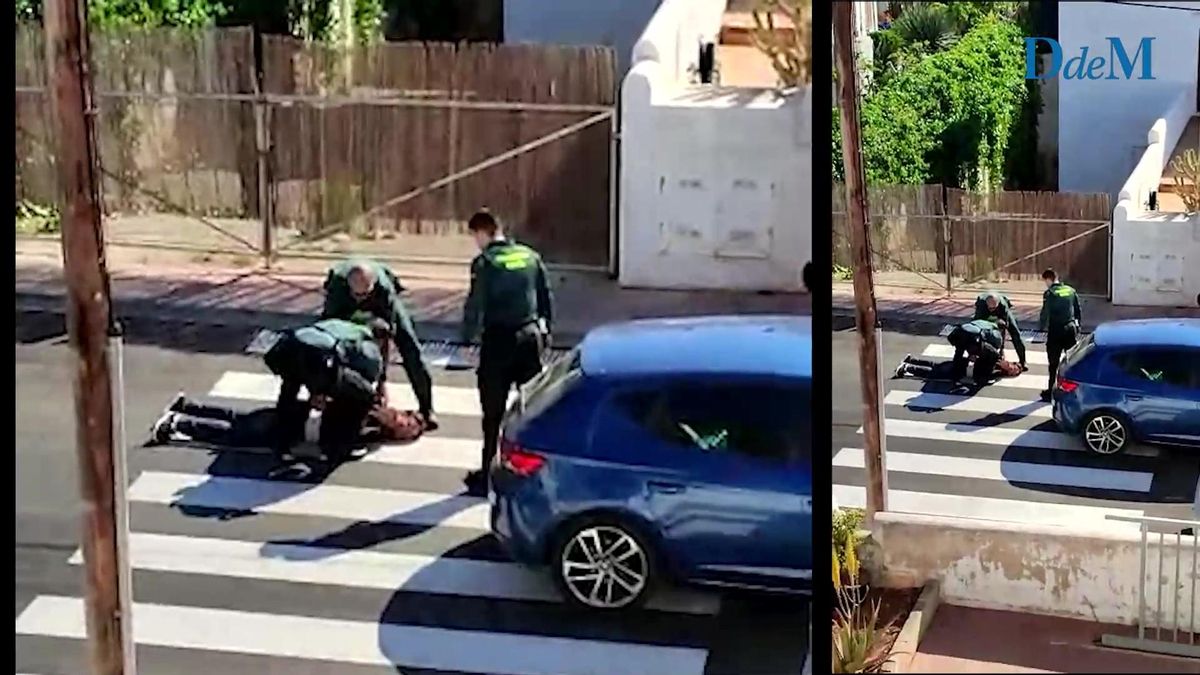 Beamte der Guardia Civil nehmen einen Drogenhändler in Cala d'Or fest.