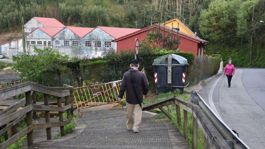 La zona cortada del paseo de A Portela en la que los peatones tienen que caminar  por la carretera.