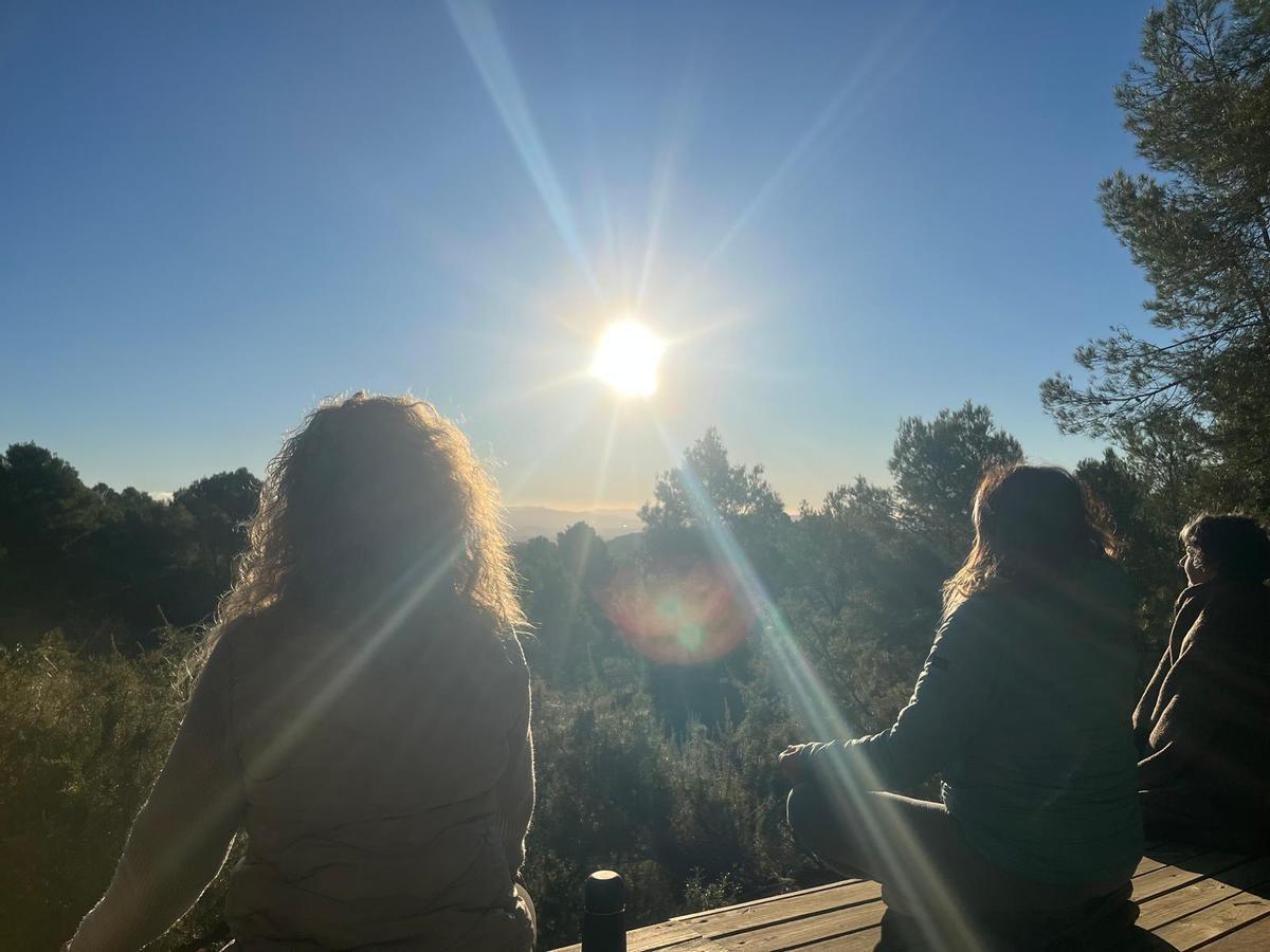 Un grupo de personas medita en el centro de retiro Can Kushala de Font-Rubí.
