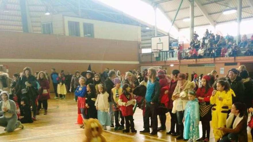 El Carnaval se alía con Manos Unidas en el polideportivo de Piedras Blancas