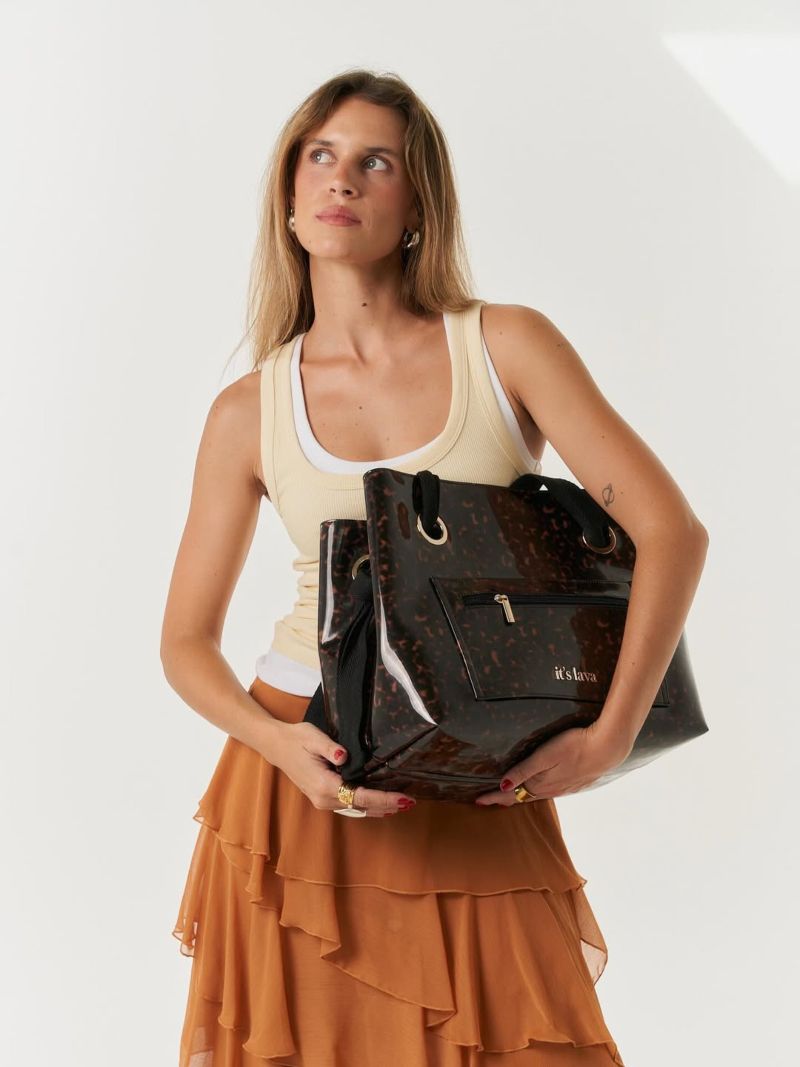 Chica con un bolso de It's Lava