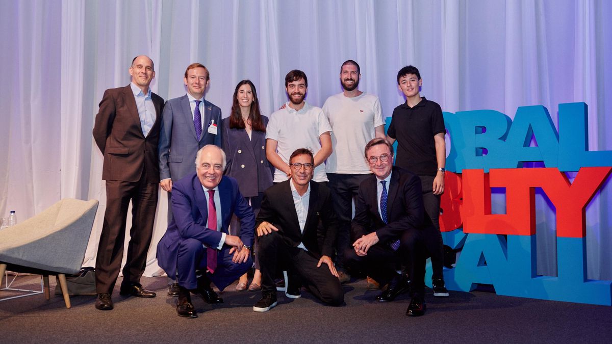 Representantes de Fundación Ibercaja, Fundación Princesa de Girona y jóvenes participantes.