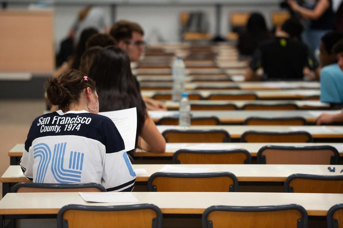 Estudiantes en un examen de la PAU, en una imagen de archivo.