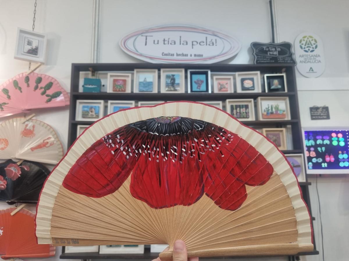 Un abanico pintado por Lucía Arcas dueña del puesto 'Tu tía la pelá'