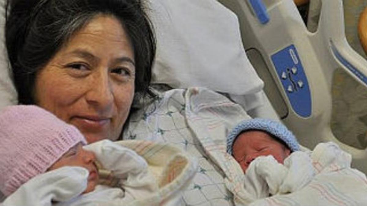 Yaleni Tohalino posa con sus gemelos Lorraine, nacida en el 2013, y Brandon, nacido en el 2014.