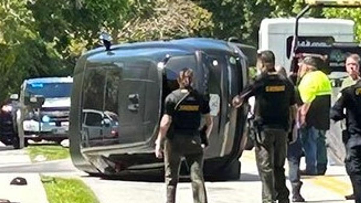 La policía de Júpiter inspeccionando el vehículo de Tiger tras el accidente